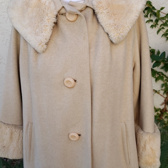 Coat With Fur collar and sleeve cuffs - Picture 2 of 8